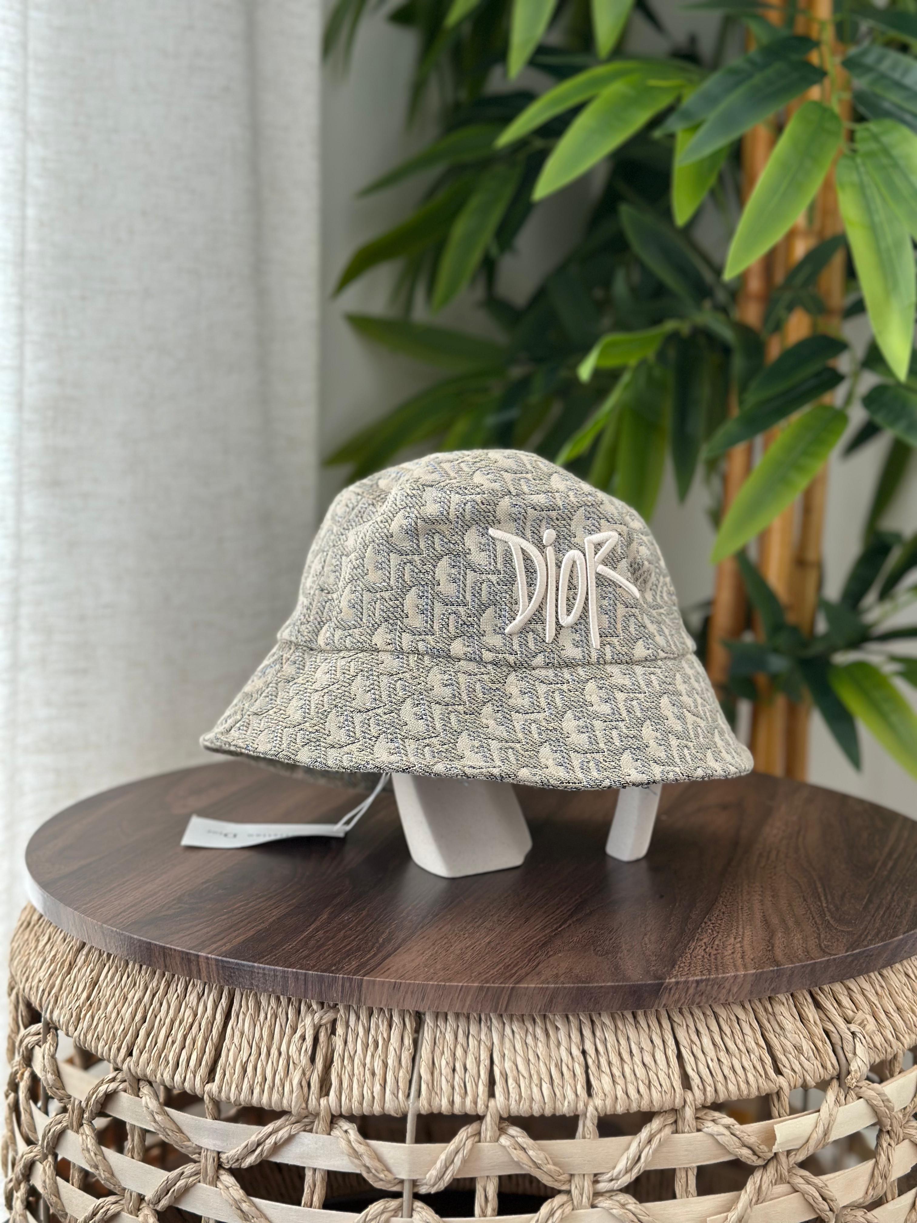 Christian Dior DiorOblique Bucket Hat with Script Logo (Beige / Grey)