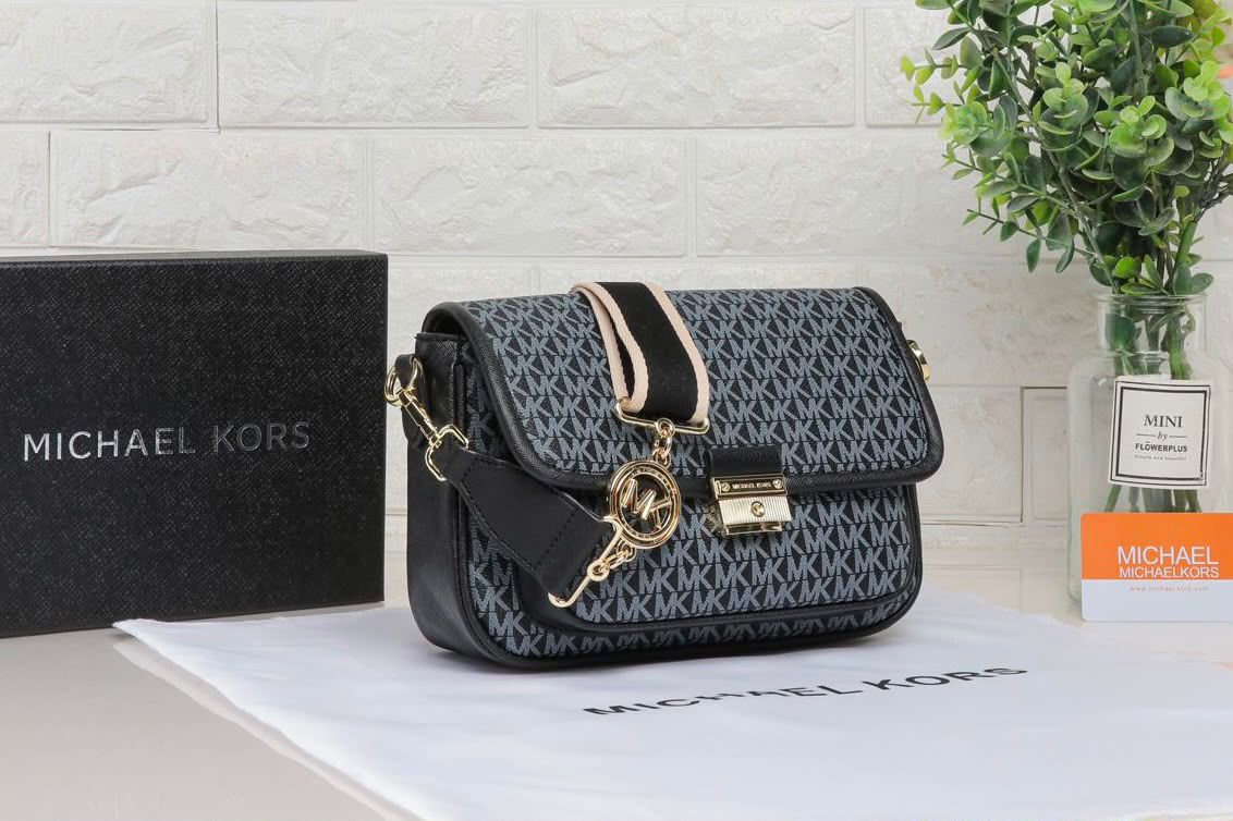 Michael Kors Greenwich Medium Signature Logo Shoulder Bag (Black / Grey)