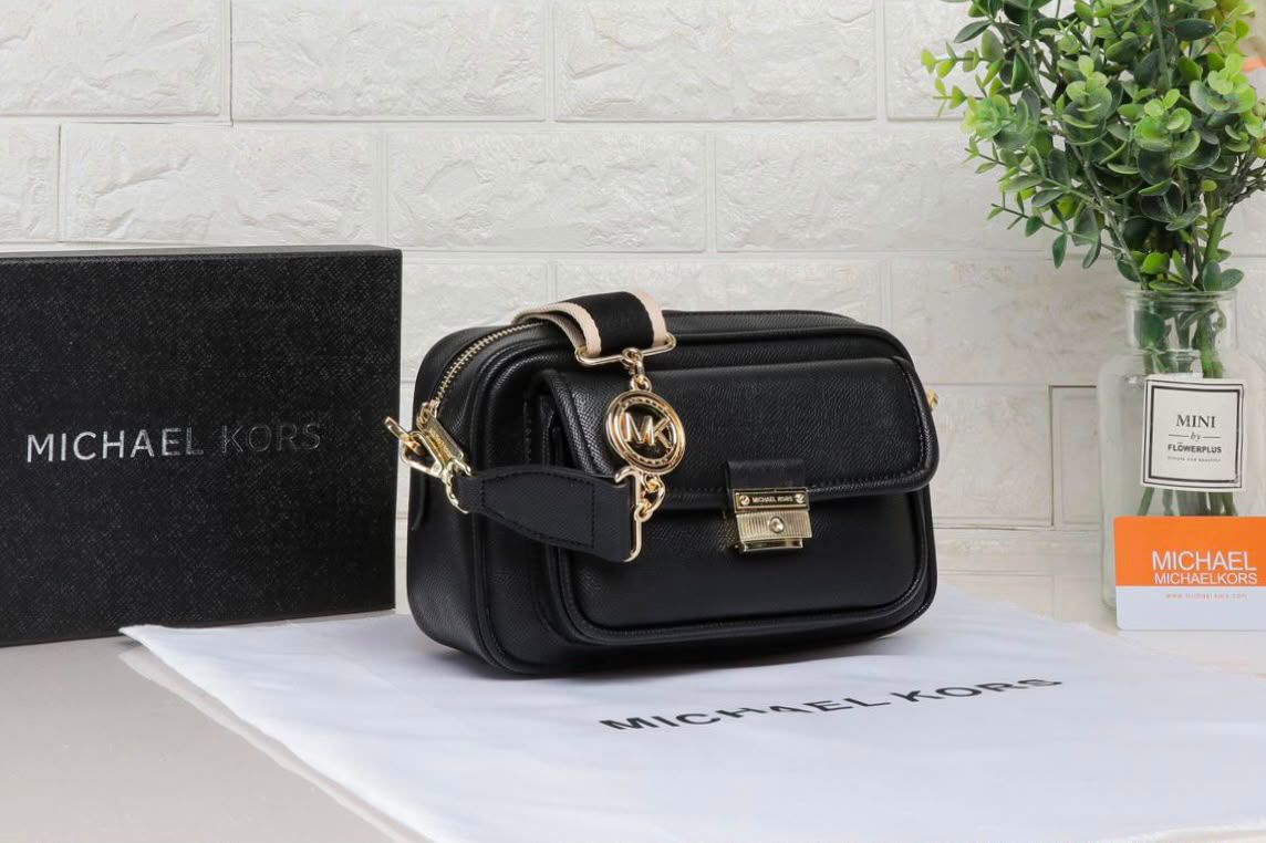 Michael Kors Greenwich Medium Saffiano Leather Shoulder Bag (Black)