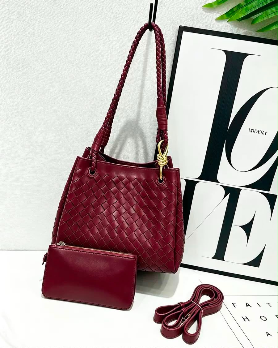 Bottega Veneta Small Andiamo Intrecciato Leather Shoulder Bag (Burgundy / Barolo)